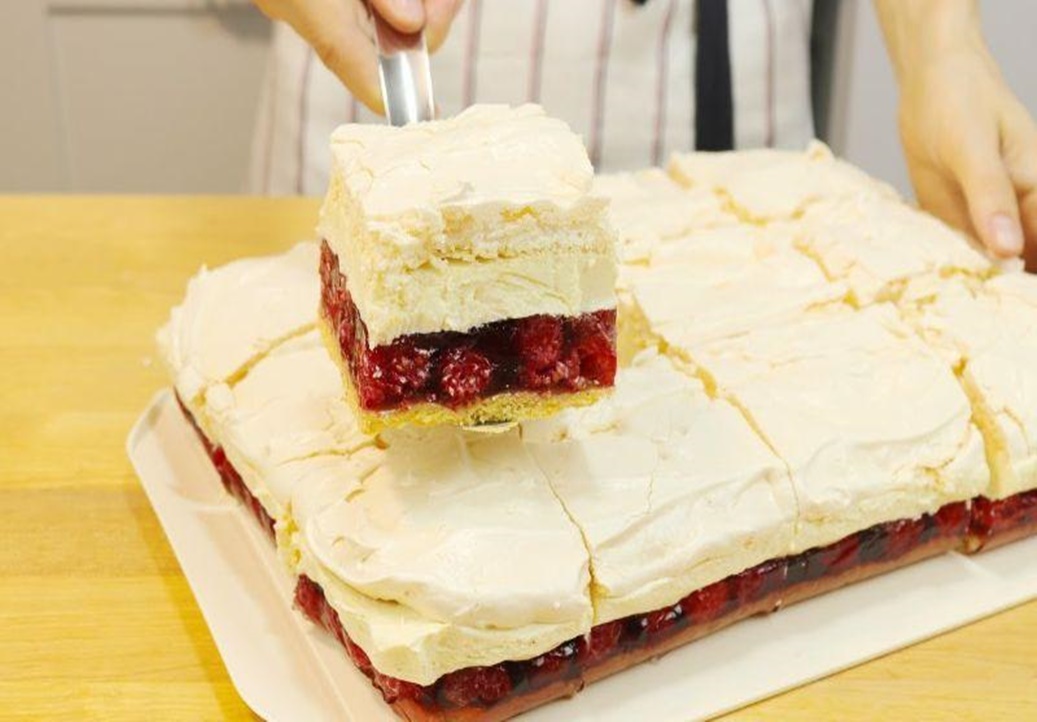 Faimosul tort polonez „Nor de zmeură”. Dacă plănuiți o sărbătoare în familie, pregătiți această prăjitură delicioasă cu zmeură și cremă de vanilie