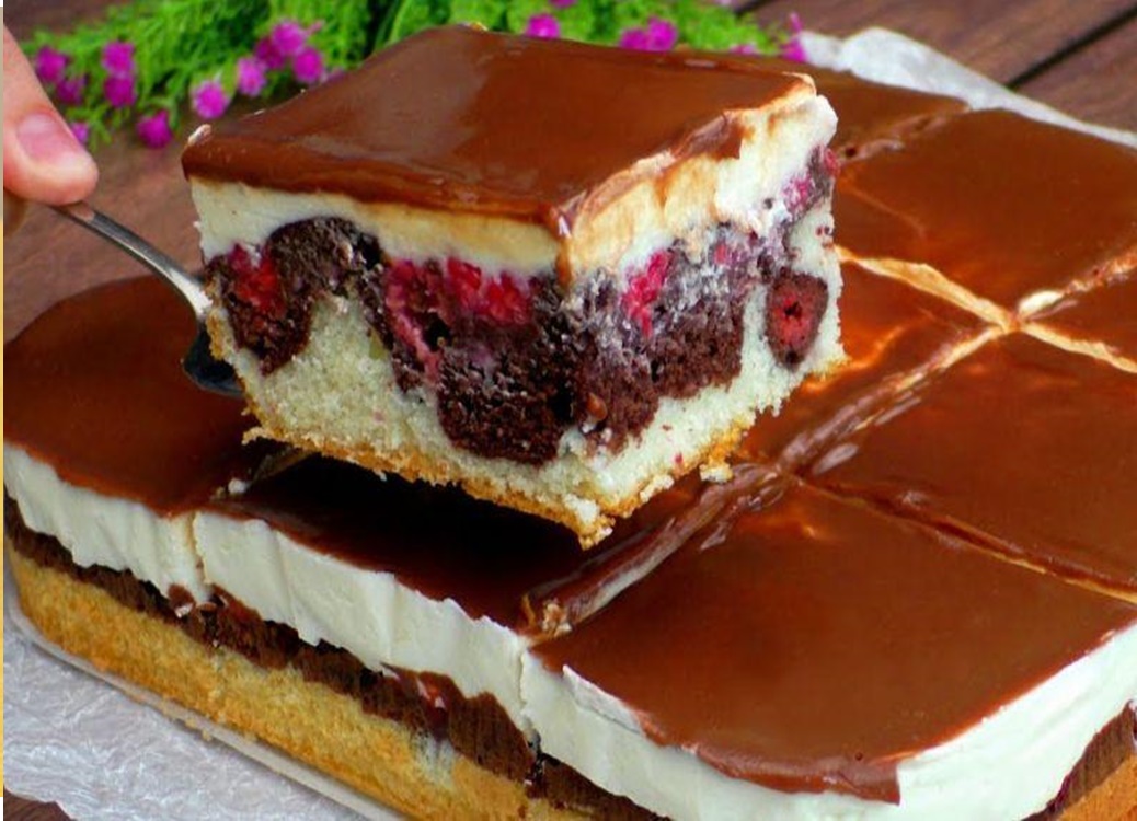 Dacă sunteți în căutarea unui desert original pentru a vă surprinde oaspeții, pregătiți acest delicios tort de zmeură cu glazură de ciocolată