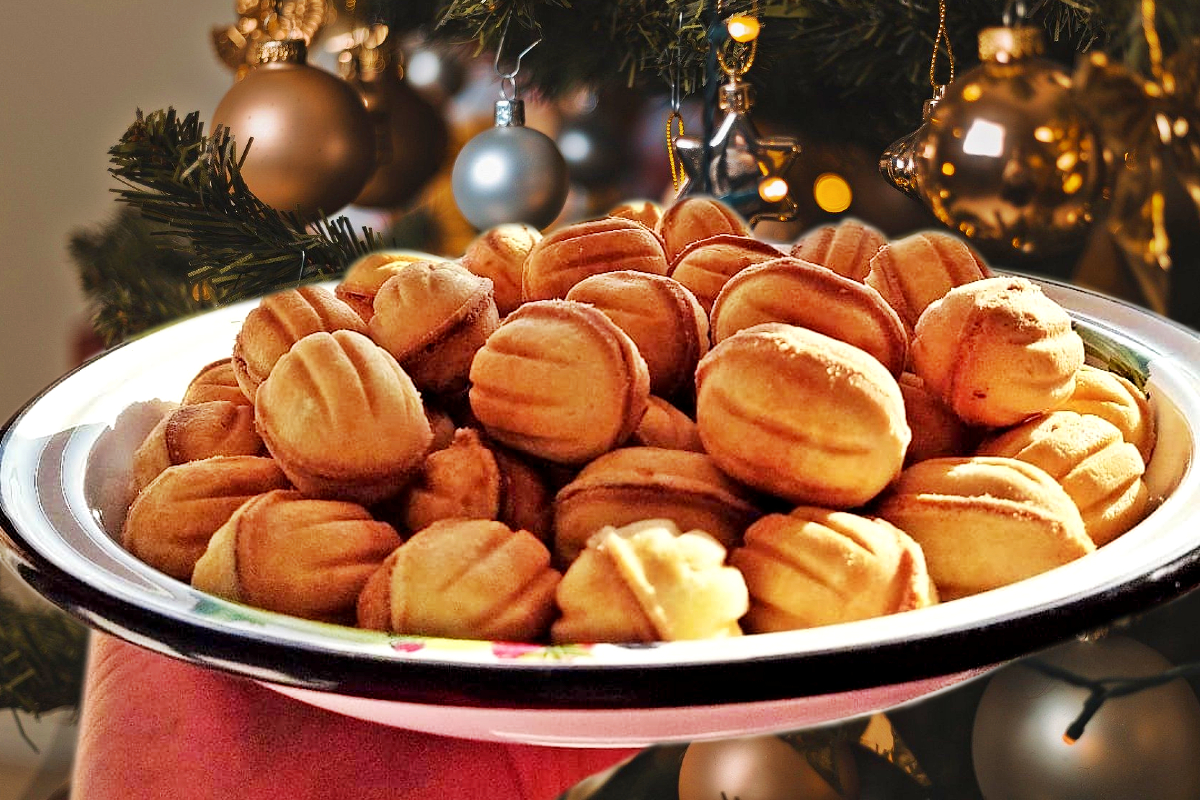 Prăjiturele nuci umplute, fragede, aromate si delicioase. Așa ți le făcea bunica în copilărie, sunt un deliciu!