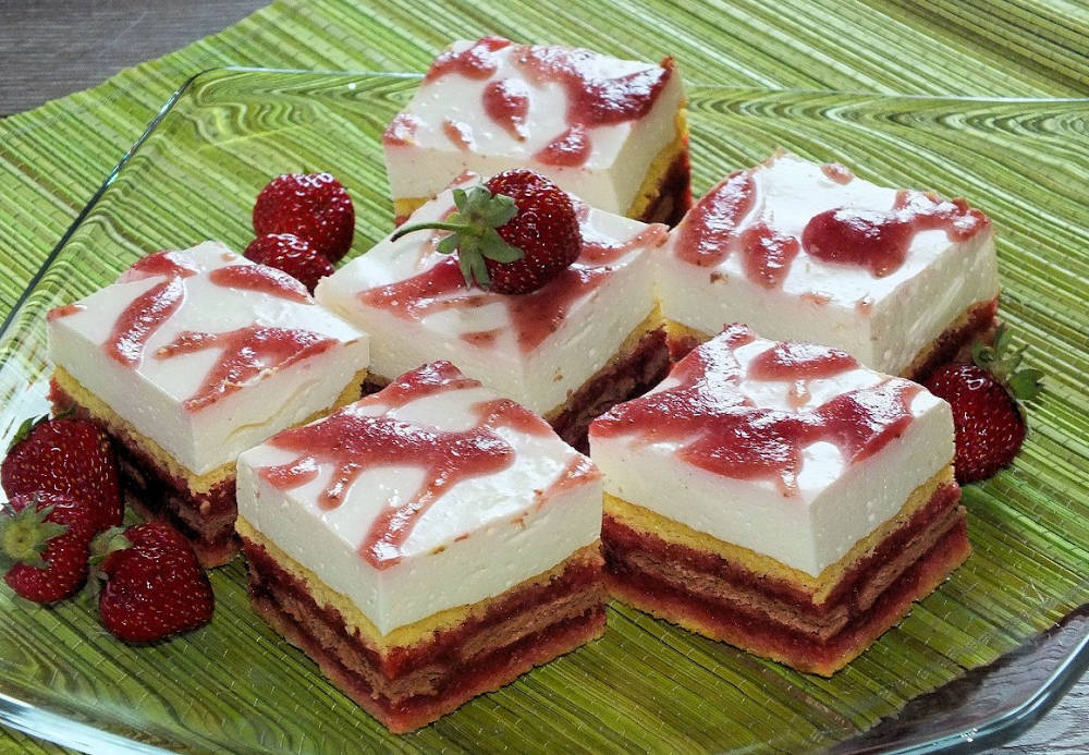 Prăjitură cu căpșuni și cremă de iaurt – o rețeta simplă pentru un desert reușit