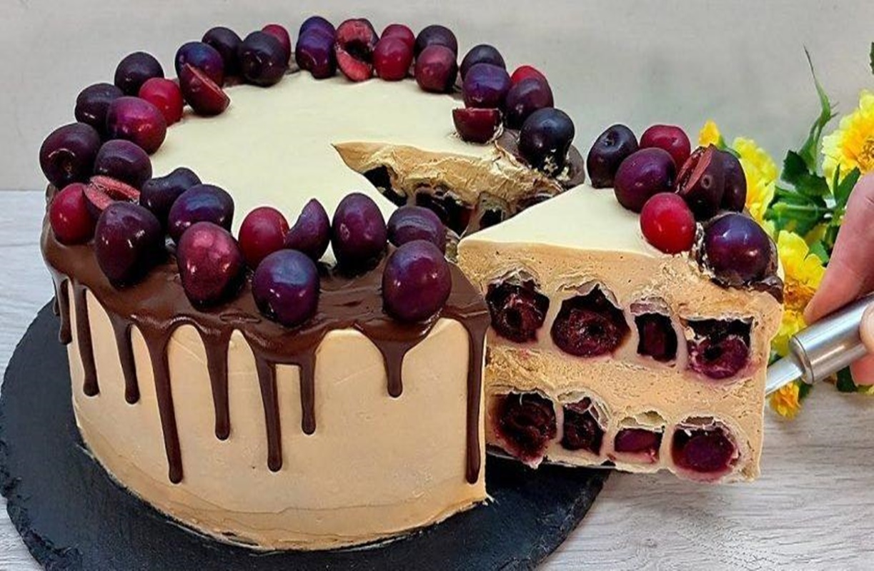 Tort luxos cu cireșe și ciocolată delicioasa, cu umplutură din belșug și o porție uriașă de cremă savuroasă