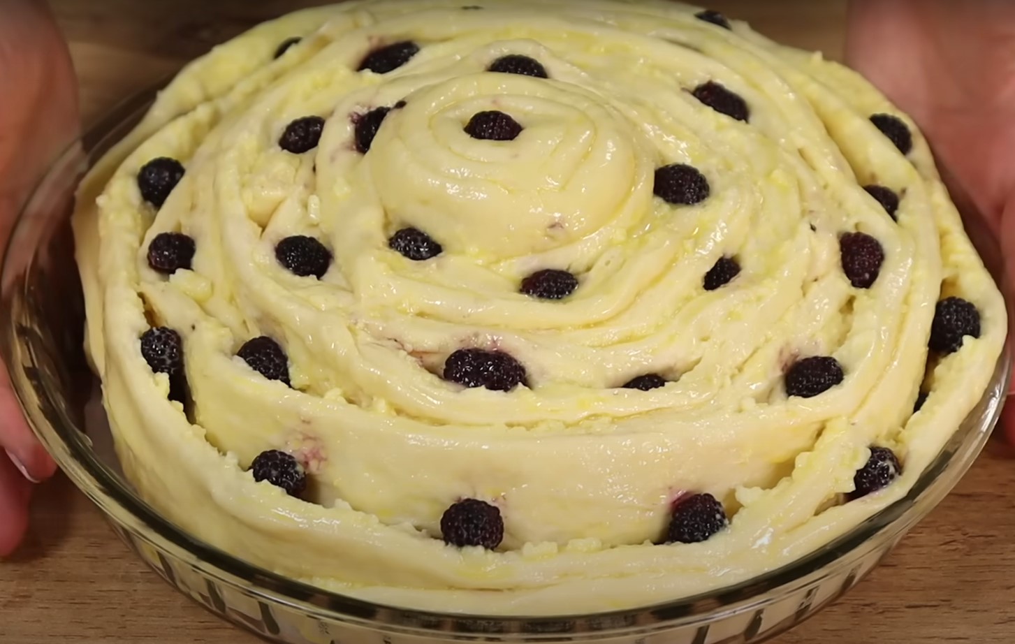 Plăcintă ca un trandafir cu cremă de vanilie și zmeura dulce-acrișoară va deveni preferata ta din prima bucățică! O rețetă delicioasă si ușor de preparat!