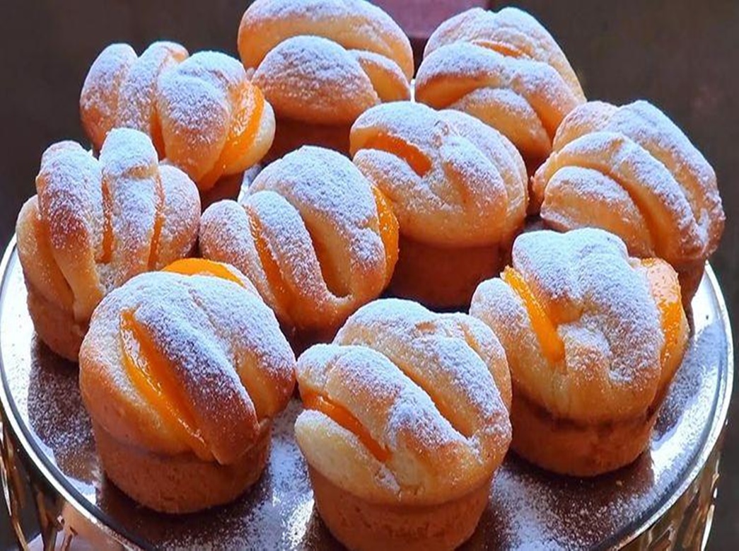 Briose moi si delicioase cu chefir si caise din conservă – ieftin si bun Briose moi si delicioase cu chefir si caise din conservă – ieftin si bun