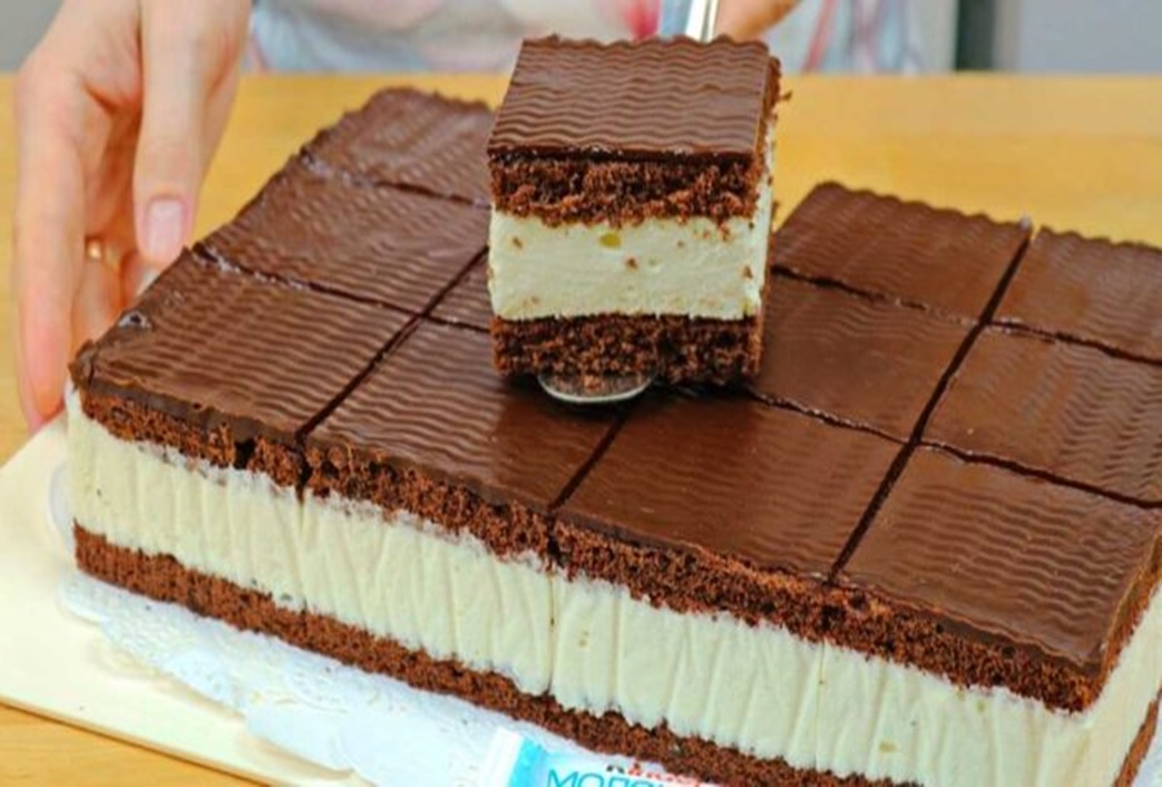 Prăjitură pufoasă Kinder – o combinație perfectă între blaturi de cacao și cremă delicioasă