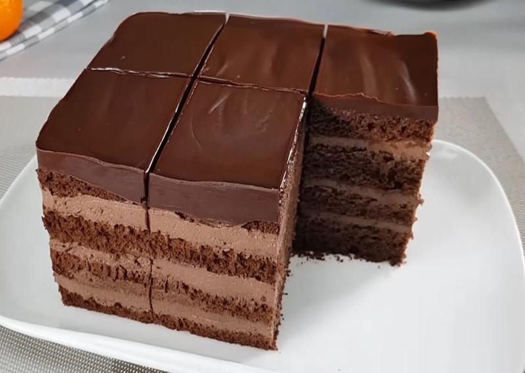 Tort luxos de ciocolată cu mai multe straturi, este umplut cu cremă de brânză cu cacao și acoperit cu o glazură strălucitoare de ciocolată și arată absolut delicios