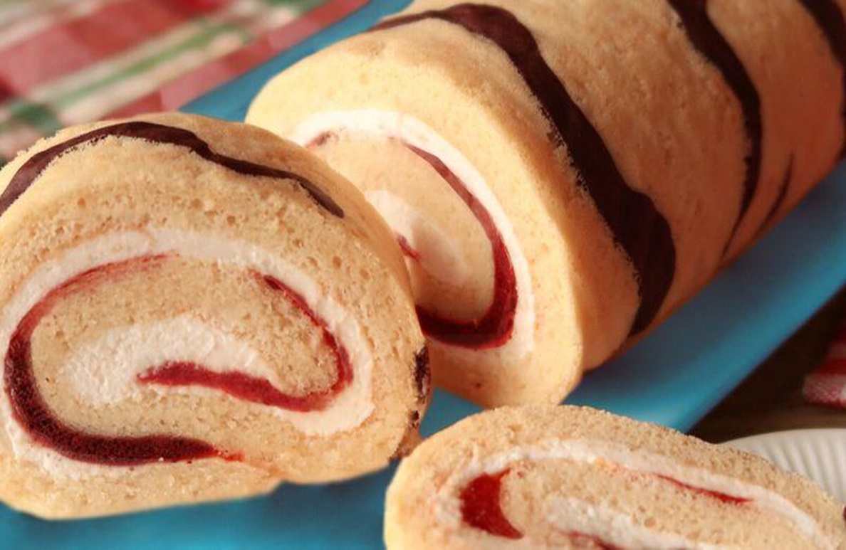 Ruladă cu cremă de vanilie si dulceață. Pandișpanul iese elastic, nu se crăpă și este ușor de preparat. Adevărată decorațiune a mesei de sarbatoare