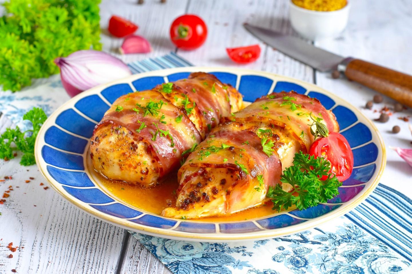 Rulouri gustoase de piept de pui cu ciuperci, invelite in bacon