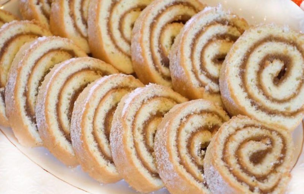 Ruladă foarte simplă, parfumată și pufosă. Cu siguranță îți vei încânta familia și prietenii cu ea