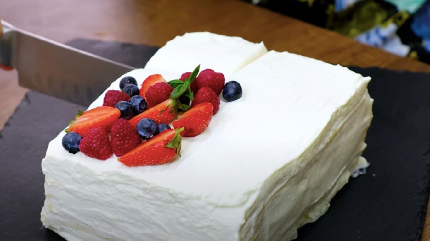 Tort incredibil de fraged și delicios este rapid și ușor de preparat. Straturile delicate cu lapte condensat și acoperite cu o umplutură cremoasă cu gust de înghețată