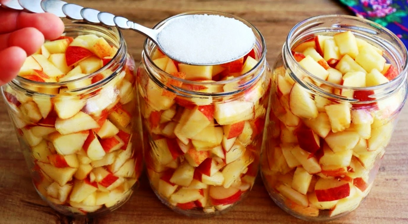Cum se prepară un delicios compot de mere pentru iarnă. Desert dulce cu aroma de mere