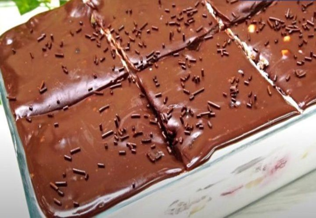 Un desert minunat, fantastic de delicios. Incercați combinația de căpșuni, banane și ciocolată