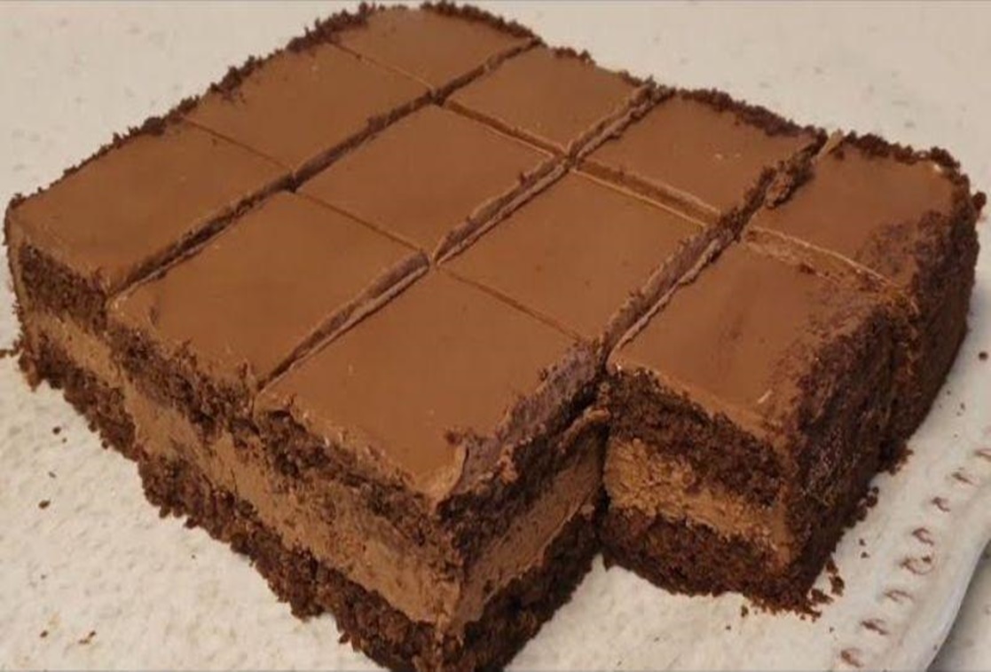 Iubești deserturile cu ciocolată? Nu necesită mult timp, muncă și bani prea multi. Îți ofer o rețetă de tort delicios cu ciocolată, cu umplutură de ciocolată și lapte condensat