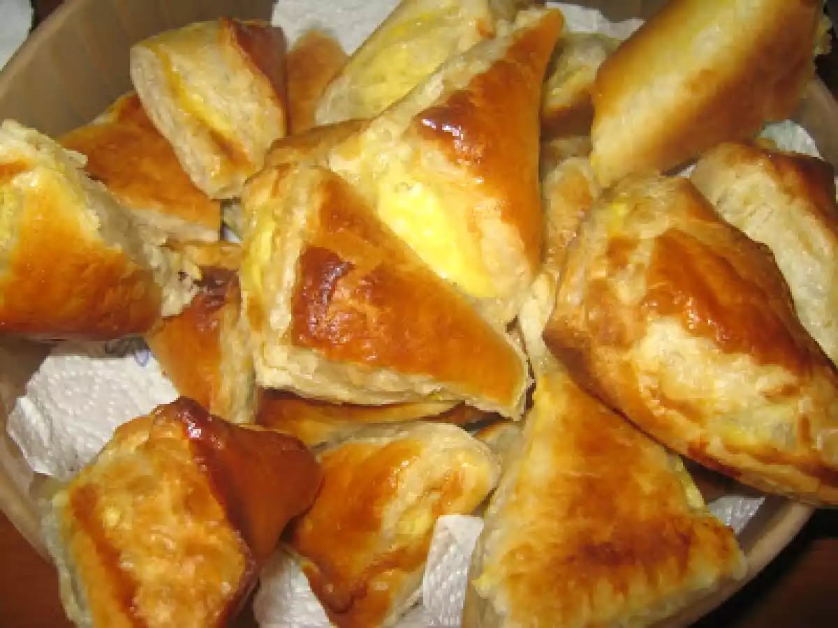 Pateuri fragede si delicioase cu branza