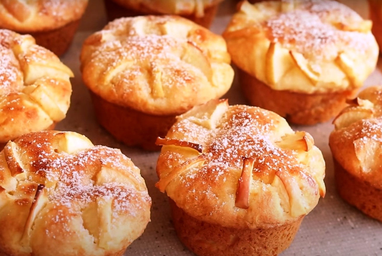 Brioșe pufoase cu brânză de vaci și mere aromate si delicioase Brioșe pufoase cu brânză de vaci și mere aromate si delicioase