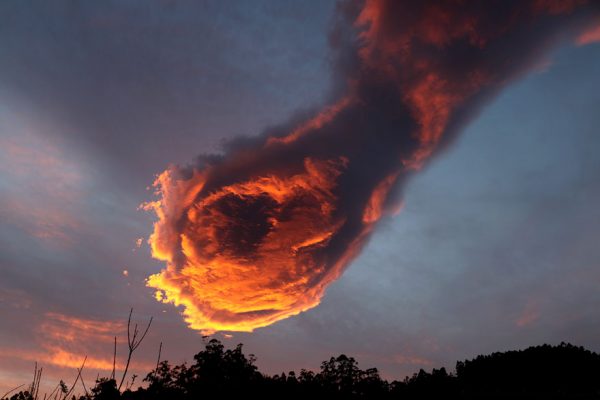 „Mâna lui Dumnezeu” a apărut pe cerul Portugaliei. Norul misterios care a aprins internetul. Galerie foto