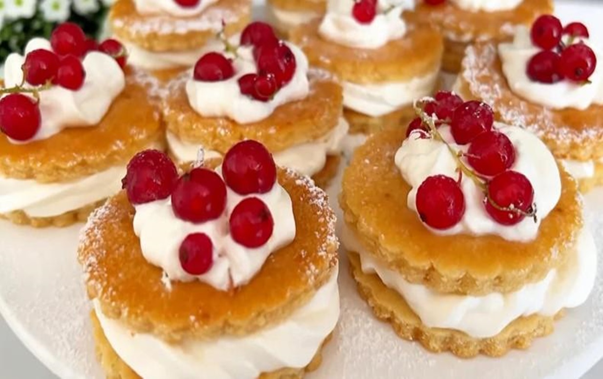 Rețeta celui mai delicios desert de casă! Prăjituri neobișnuite și foarte fragede, făcute în grabă- e mai ușor și mai gustos să le fac acasă Rețeta celui mai delicios desert de casă! Prăjituri neobișnuite și foarte fragede, făcute în grabă- e mai ușor și mai gustos să le fac acasă