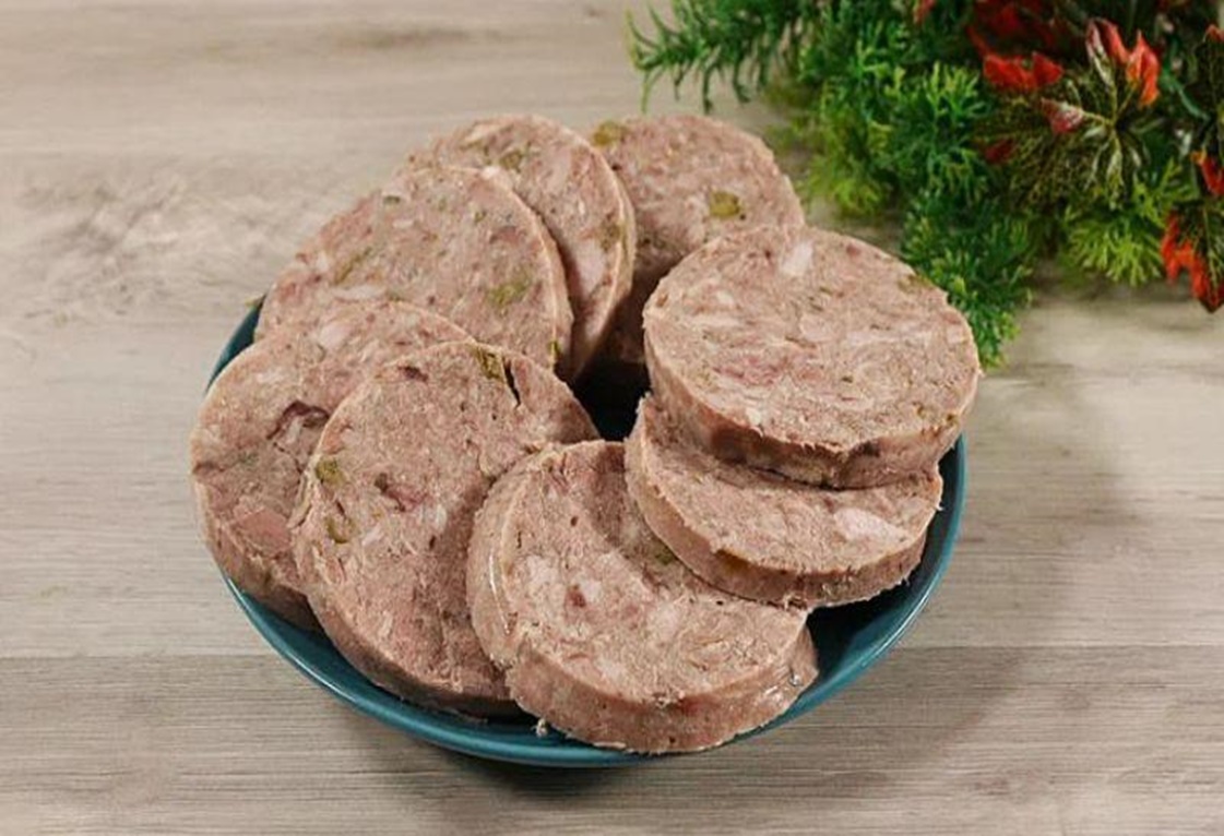 Salam delicios, natural fără aditivi și coloranți, făcut in casă cu carne de ciolan de porc, la sticlă. Un preparat tradițional pe mesele noastre