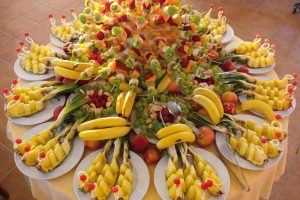 Idei minunate pentru ornat platourile de fructe si de aperitive, sa aveti o masa aleasa