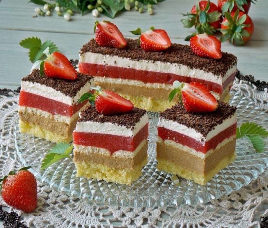 Prăjitură cu căpșuni, frișcă și ciocolată – este desertul meu preferat