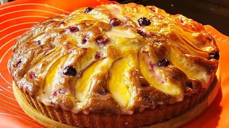 Cucerește de la prima îmbucătură, toată lumea este încântată. O plăcintă minunată cu piersici, cireșe, perfectă pentru fiecare zi! Cucerește de la prima îmbucătură, toată lumea este încântată. O plăcintă minunată cu piersici, cireșe, perfectă pentru fiecare zi!