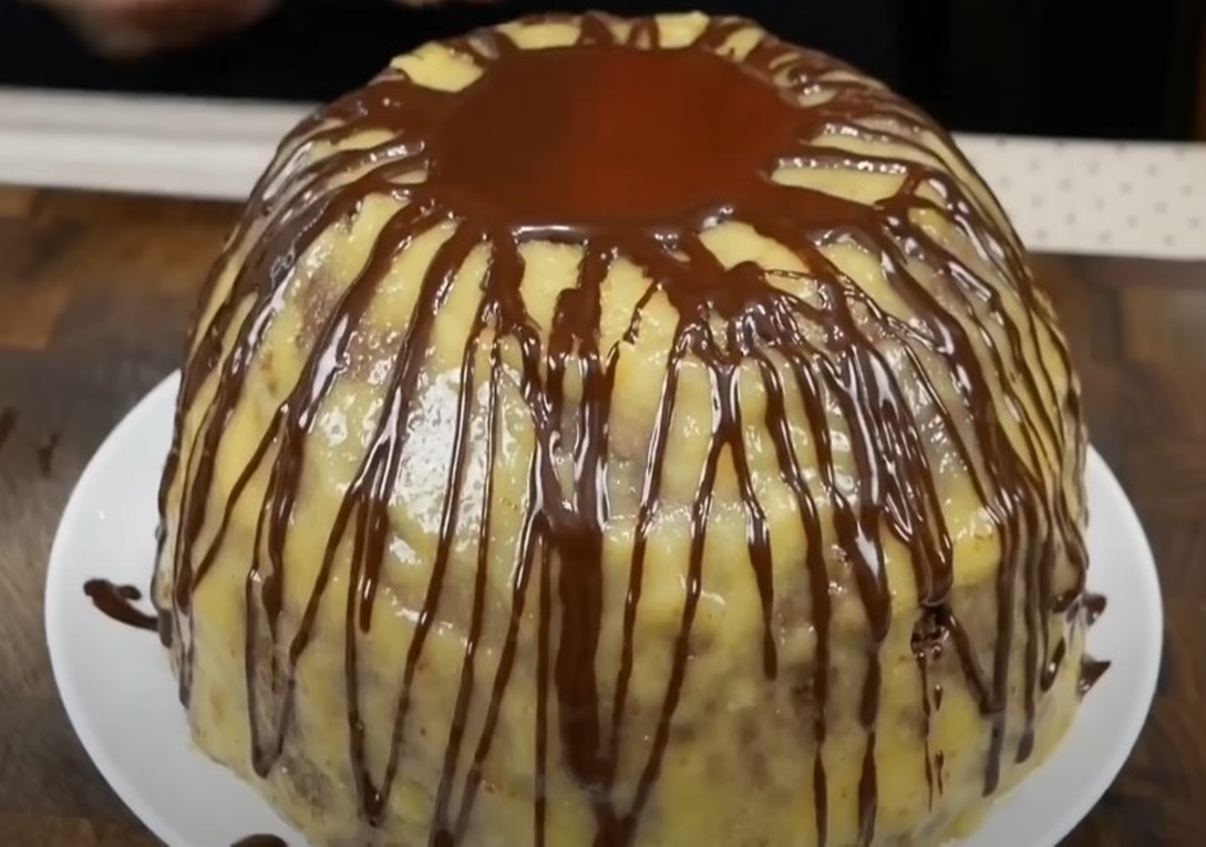 Acest tort impresionează prin gustul și textura sa de neegalat, combinând aluatul aerat, crema delicată și fructe aromate Acest tort impresionează prin gustul și textura sa de neegalat, combinând aluatul aerat, crema delicată și fructe aromate