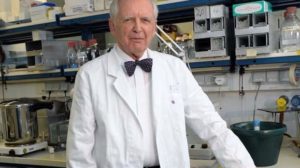 Medicul german, laureat al premiului NOBEL, avertizează! Cancerul de colon se datorează unui virus care se găsește într-un aliment mâncat de toată lumea