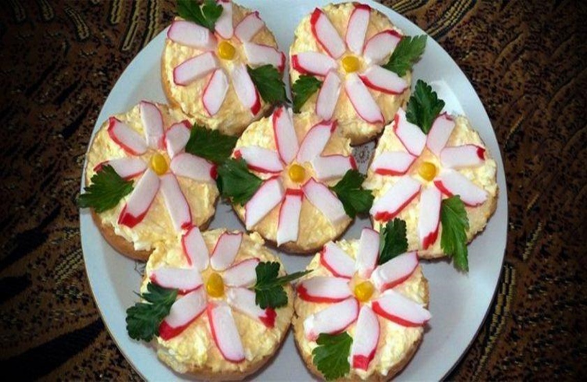 Un fel de mâncare elegant va contribui cu siguranță la crearea unei atmosfere festive. Va încânta ochiul, dând frâu liber imaginației