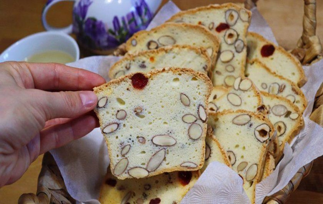 O rețetă italiană atât de minunată. În bucățile crocante veți găsi cu siguranță nuci (de obicei migdale și fistic), precum și fructe uscate