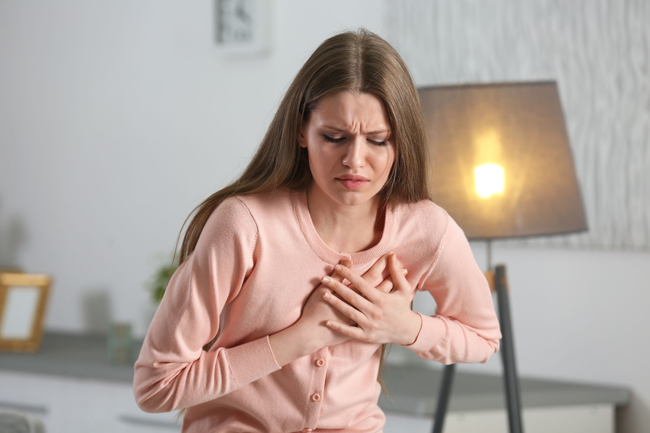 10 moduri naturale pentru tratarea durerilor în piept – cauze, simptome, sfaturi