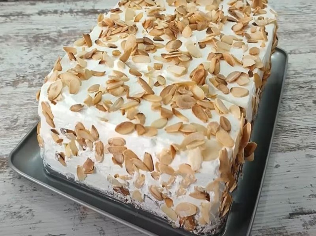 Faimosul tort cu budincă de ciocolată, care nu numai că încântă ochiul cu aspectul său apetisant, dar cucerește și inima cu gustul său bogat și de neuitat