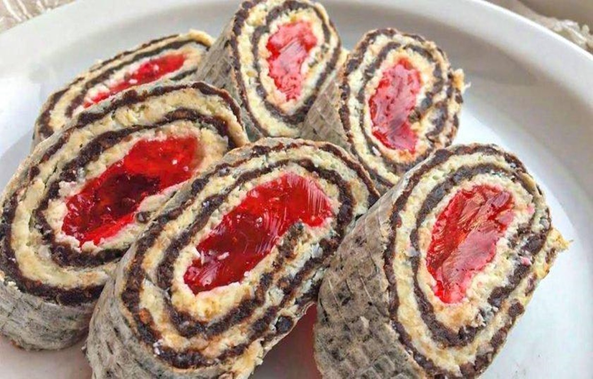 Rulada delicioasa din napolitane cu fulgi de cocos și jeleu. Desert simplu de casă preferat în copilărie