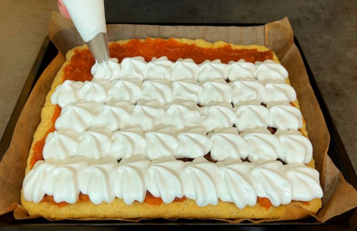 O combinație de aluat fraged, dulceață de caise și un nor de bezea… Plăcinta iese foarte moale, se taie frumos și arată pur și simplu regal