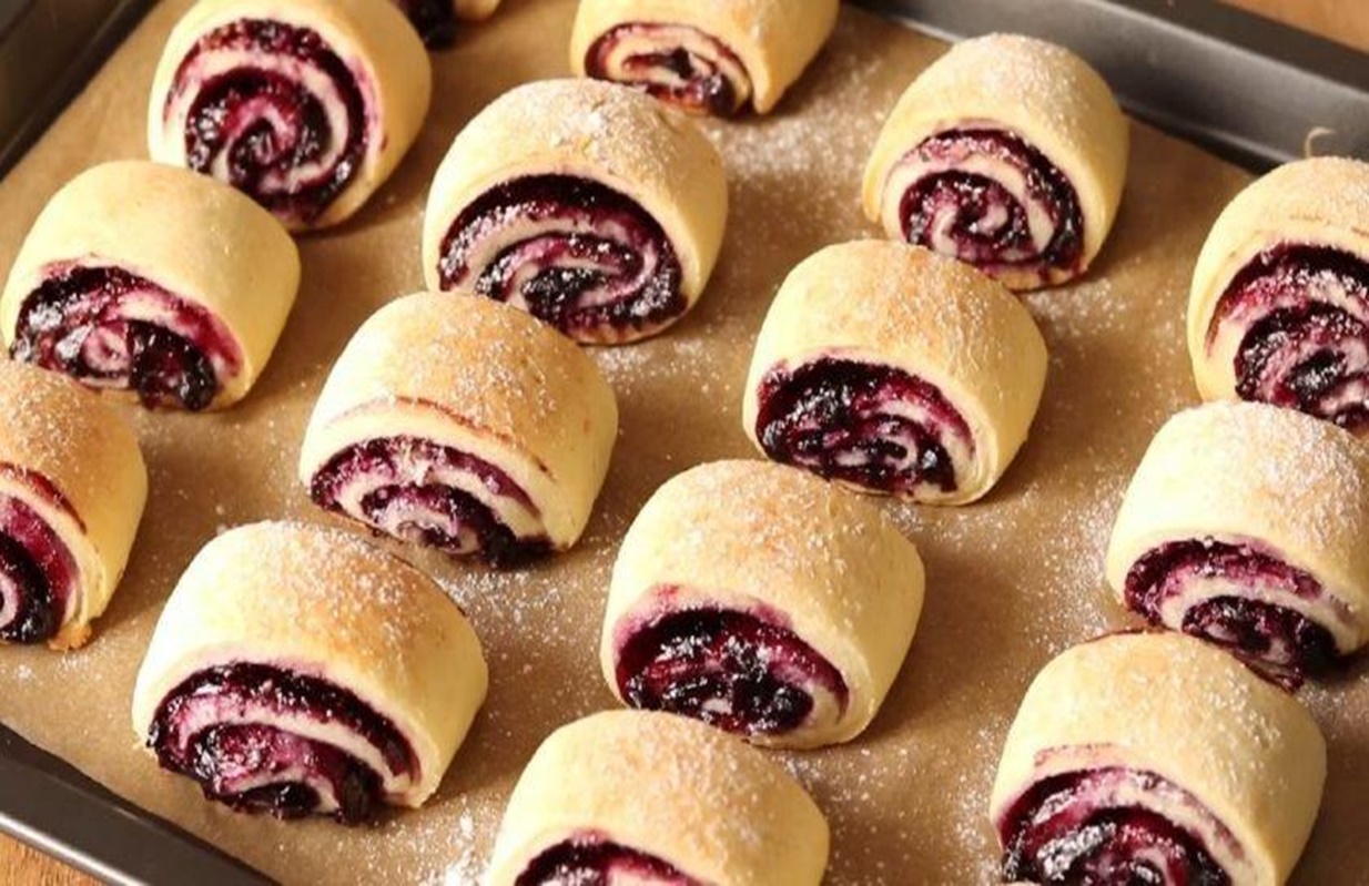 Cele mai fragede fursecuri cu brânză, cu o umplutură parfumată, ușor dulce acrisoară din fructe de pădure Cele mai fragede fursecuri cu brânză, cu o umplutură parfumată, ușor dulce acrisoară din fructe de pădure