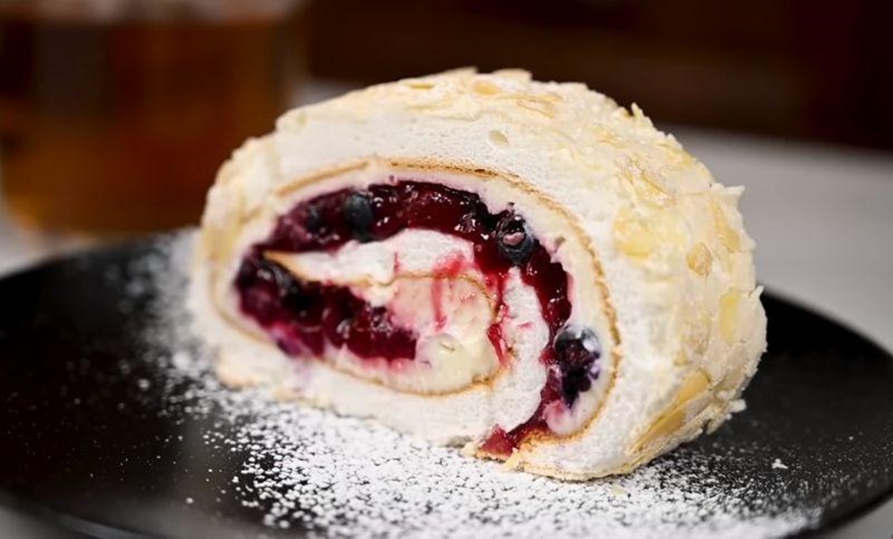 Întotdeauna un desert câștigător pentru o sărbătoare. Ruladă delicată cu bezea, zmeură, migdale si fructe de pădure