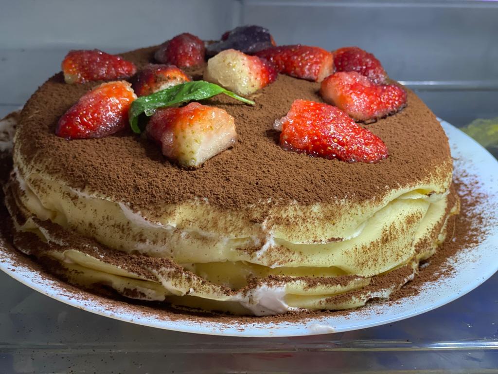 Tort de clătite cu căpşuni şi cremă de vanilie