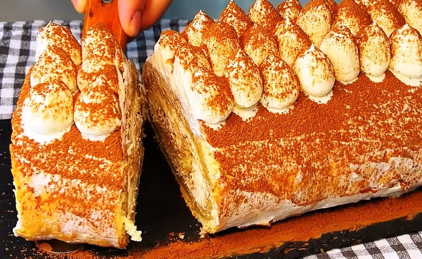 Mai delicios decât orice prăjitură! Rulou Tiramisu cu cafea – super rapid și ușor!