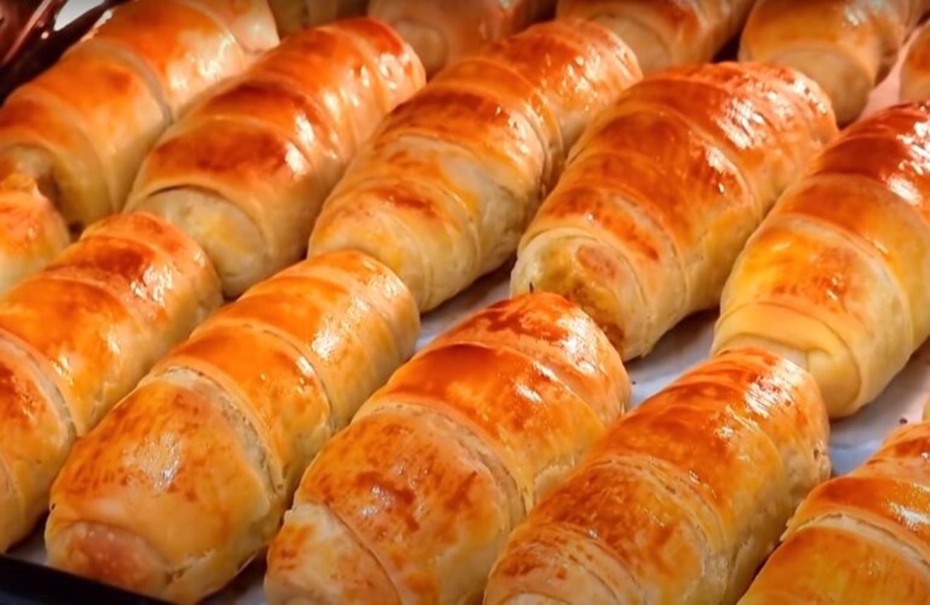 Când ești în pană de bani și vrei ceva bun, aceste chifle în formă de croissant, fragede și frumoase sunt soluția