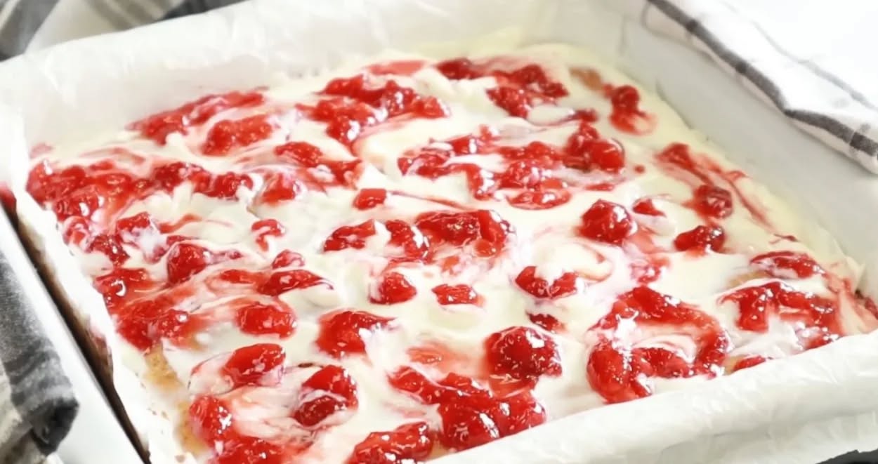 Nu există cuvinte să descriu cât de delicioasă este această tartă. Combinația de căpșuni zemoase și glazură moale creează o aromă minunat de ușoară și cremoasă