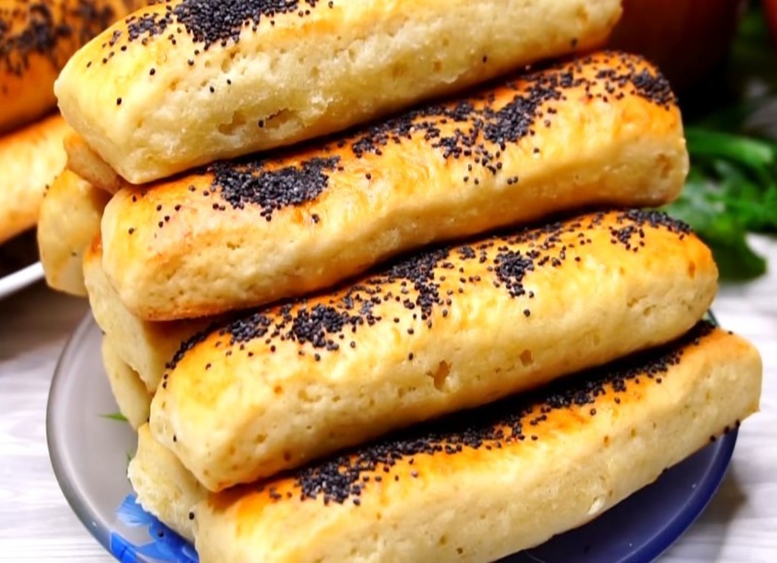 Batoanele luxuriante de brânză sunt atât de delicioase si fragede încât se mănâncă dintr-o dată. Destul de simplu de preparat – încercați-le, cu siguranță vă vor plăcea!