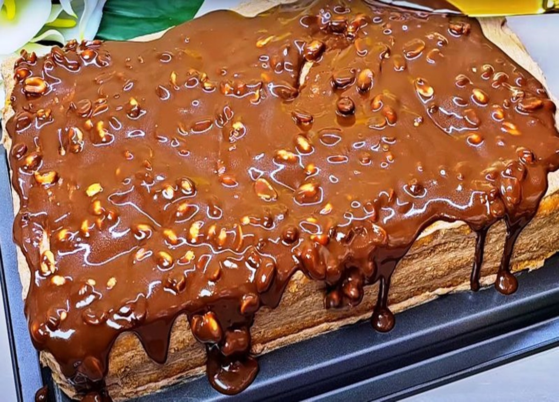 Prăjitura delicată și delicioasă cu cremă de vanilie este un desert clasic, apreciat pentru moliciunea, textura delicată și aroma bogată și cremoasă