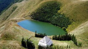 Lacul fără fund din România, locul în care oamenii și-au aruncat BOGĂȚIILE de frica cotropitorilor