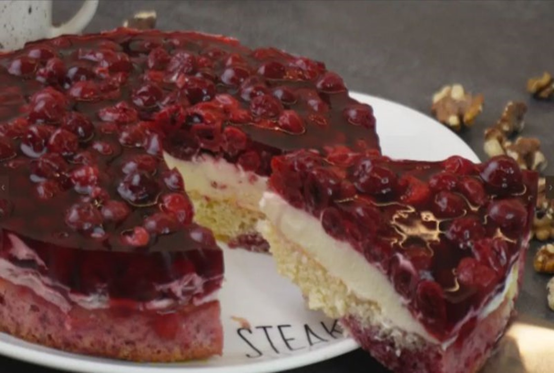 Se prepară destul de simplu, iar gustul este pur și simplu divin. Vă împărtășesc rețeta acestei tarte magice cu o cremă pufoasă și un strat suculent de cireșe