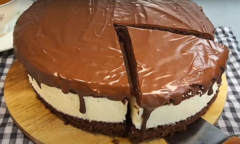 Acest desert este perfect pentru cei care vor să-și surprindă oaspeții cu ceva neobișnuit, dar în același timp plăcut și familiar