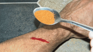 Știai că poți opri sângerarea în 15 secunde folosind un singur ingredient din bucătărie?