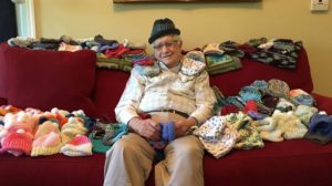 Acest bunic în vârstă de 86 de ani a învăţat să croşeteze pentru a ajuta copii nascuti prematuri