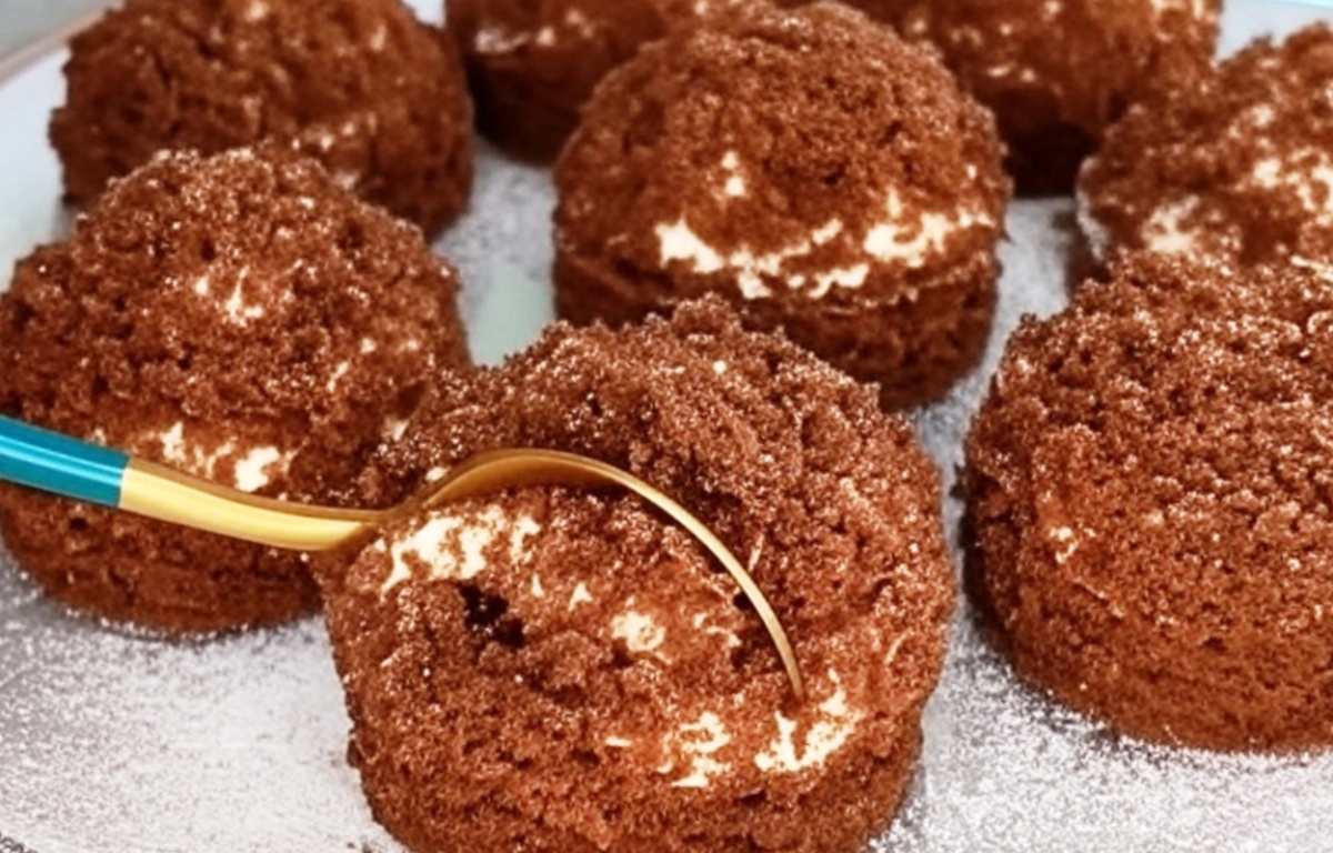 Prăjituri dulci și delicioase cu cremă și gem. Un desert rafinat: gustul nu poate fi descris în cuvinte