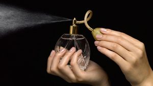 Cum faci ca mirosul de parfum să reziste mai mult timp pe piele: trucuri dezvăluite de parfumieri