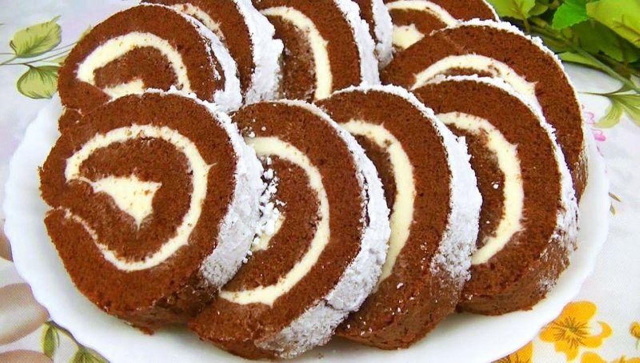 Cea mai simplă ruladă cu aromă de tort de ciocolată. Este super ușor și rapid de făcut, iar oaspeții tăi o vor adora