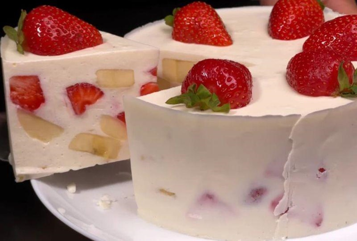 Un desert cu căpșuni, banane, brânză, fără cuptor. Și fără blat, o rețetă pentru toată vara