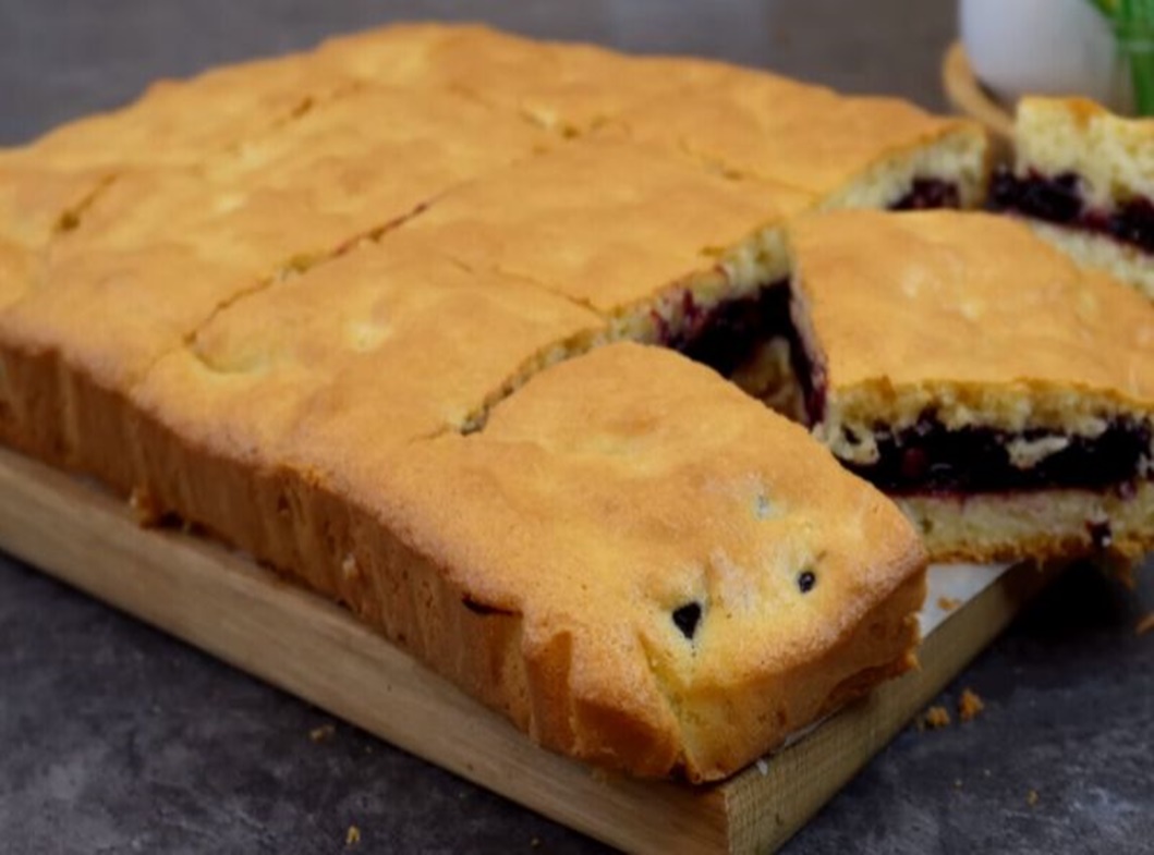 Tartă delicioasă cu umplutură de fructe de pădure, nu este dificil de preparat… Fiecare îmbucătură se topește în gură